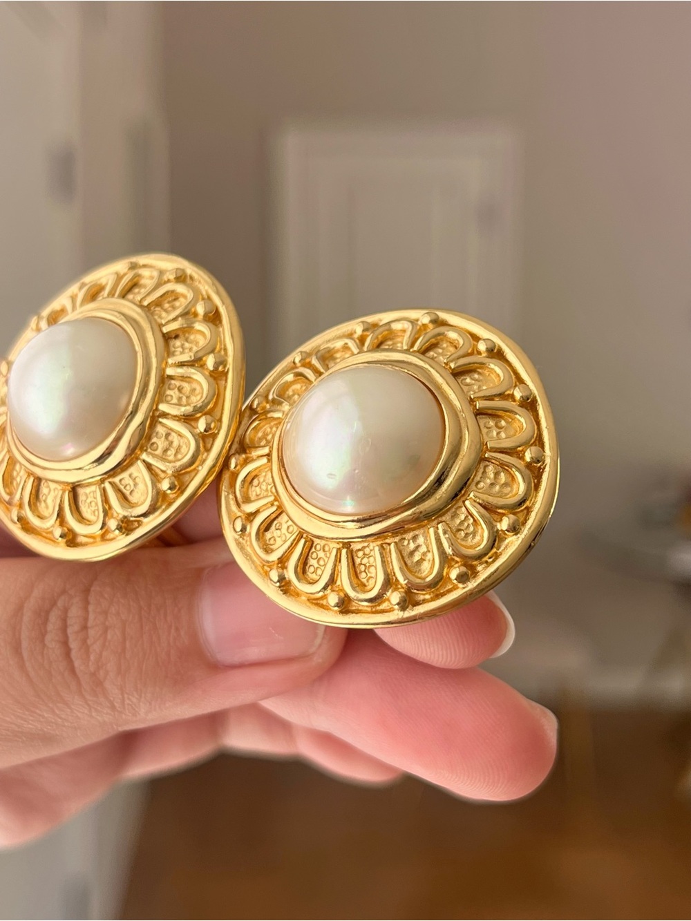Vintage Christian Dior Round Pearl Scalloped Metal Large Gold Clip-On Earrings - Picture 3 of 8